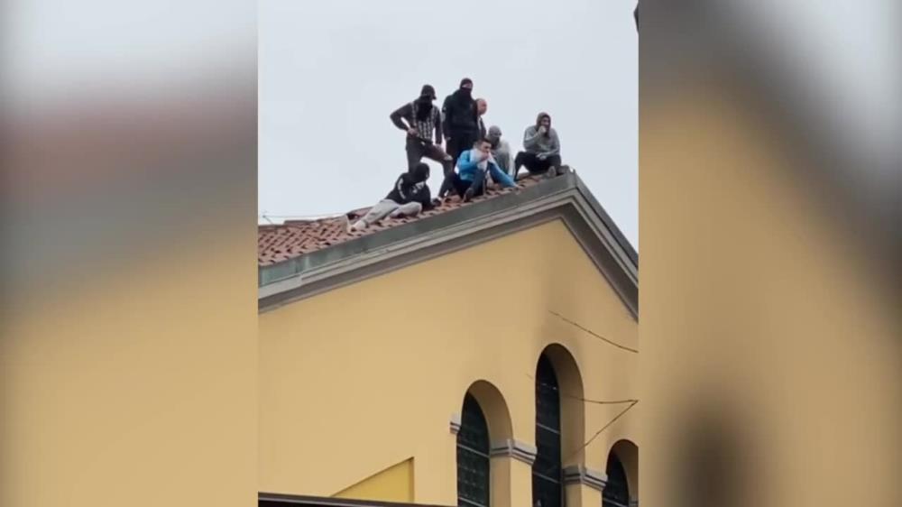 Bunty we włoskich więzieniach. Osadzeni podpalają cele, atakują strażników w proteście przeciwko zakazowi odwiedzin