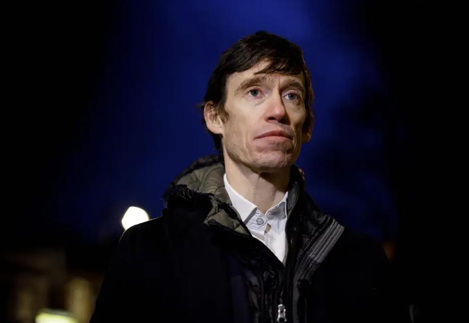 Rory Stewart wzywa do natychmiastowego zamknięcia szkół i krytykuje reakcję rządu na koronawirusa