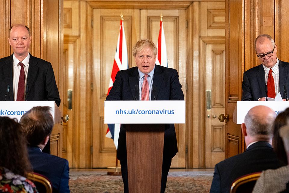 W UK nawet 10 tysięcy osób może być już zakażonych koronawirusem. Wiele rodzin straci bliskich – twierdzi premier