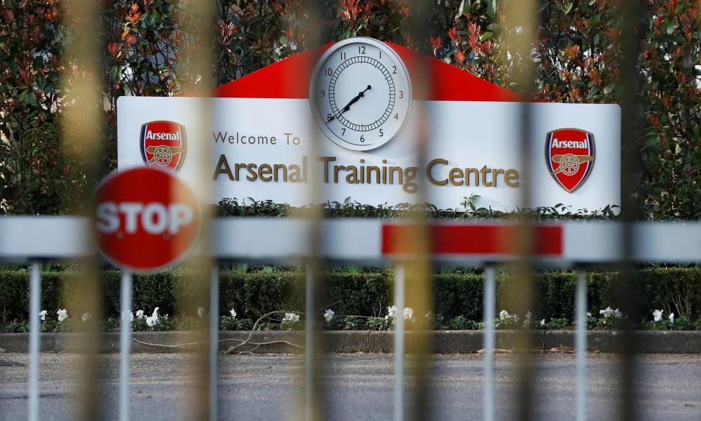 Władze Premier League zawiesiły rozgrywki. Coraz więcej zakażonych