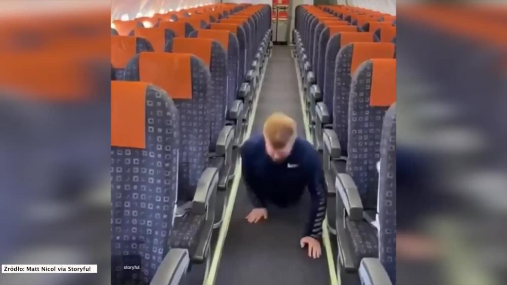 Pusty samolot z powodu koronawirusa. Pasażer cieszy się z całego samolotu dla siebie
