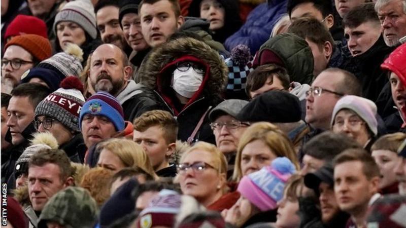 Zakaz masowych zgromadzeń w UK dopiero od następnego weekendu? Działania rządu budzą kontrowersje