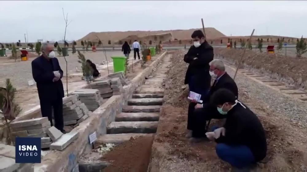 Pochówek wielu ofiar koronawirusa w mieście Kom. Iran publikuje nagranie po doniesieniach o masowych grobach