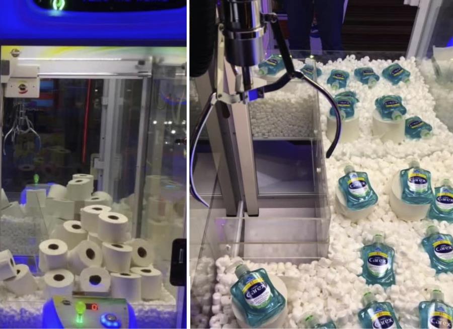 Maszyny zręcznościowe przygotowane na czas pandemii. Można w nich wygrać płyn dezynfekujący oraz… papier toaletowy