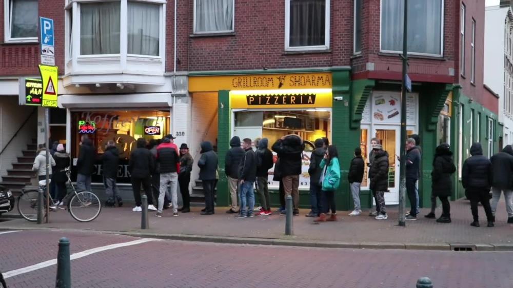 Holandia zamyka sklepy i bary. Tłum palaczy marihuany robił zakupy na ostatnią chwilę