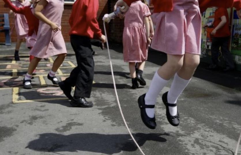 Światowa Organizacja Zdrowia krytykuje UK za podejście do pandemii koronawirusa i niezamknięcie szkół