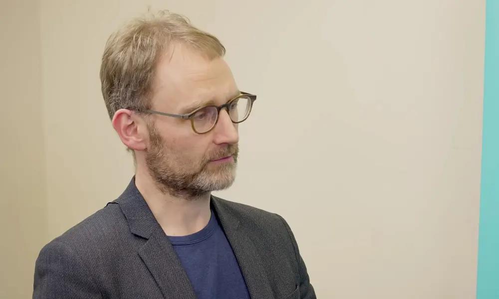 Naukowiec, który wzywał rząd do skuteczniejszych działań, ma objawy COVID-19.  Zaraził się na konferencji u premiera?