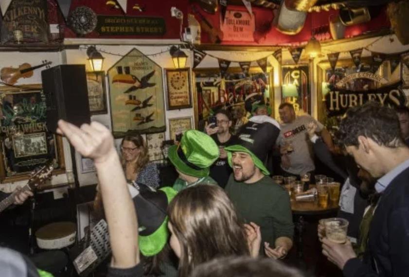 „Pier...ony koronawirus”. Ludzie w UK ignorują ostrzeżenia premiera. Imprezują w pubach i śpiewają