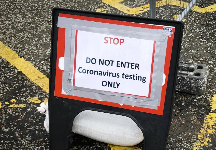 Już 128 śmiertelnych ofiar koronawirusa w Anglii. 137 w całym UK