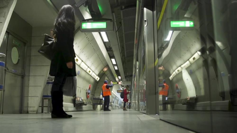 Zamknięte stacje metra, znacznie ograniczona komunikacja miejska. Londyn walczy z koronawirusem