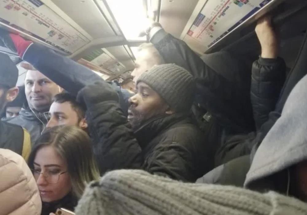 Koronawirus: Metro wypełnione ludźmi pomimo blokady społecznej w Wielkiej Brytanii