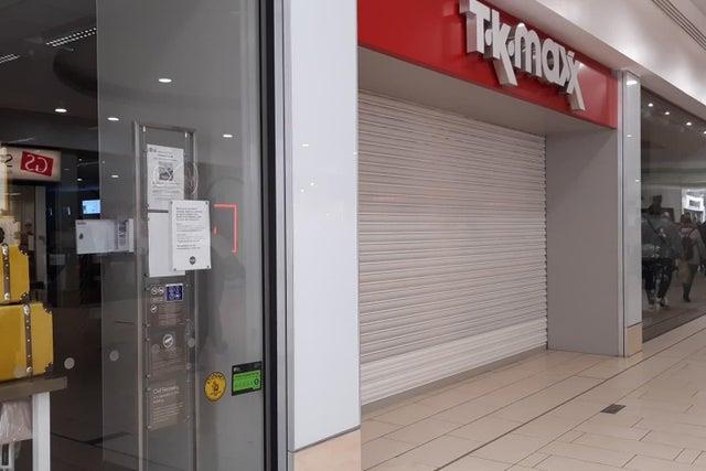 „Blokada” kraju: Które sklepy mogą pozostać otwarte?