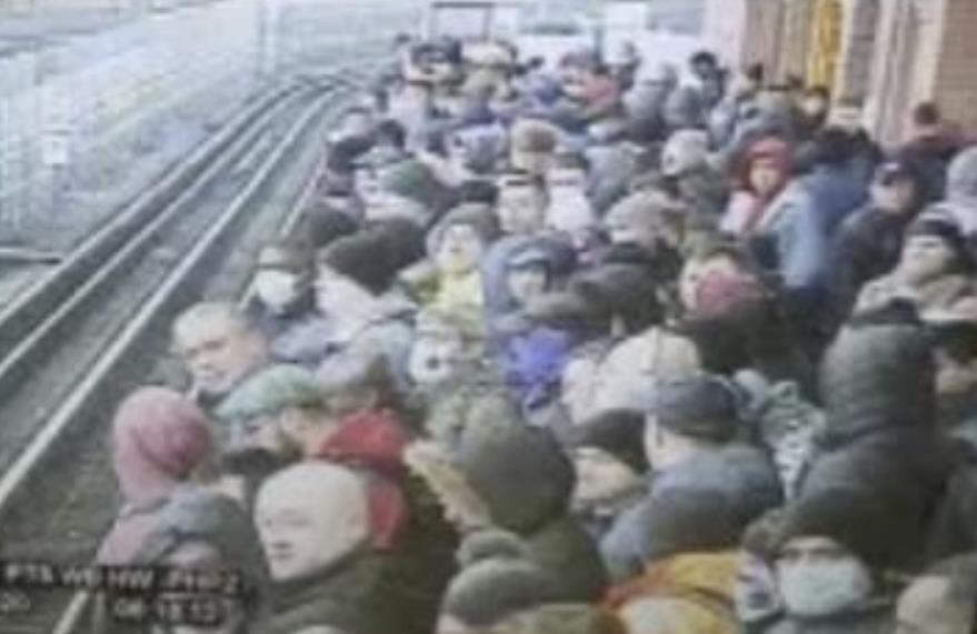 Tłumy w londyńskim metrze. Na stacjach zostanie rozmieszczona policja?