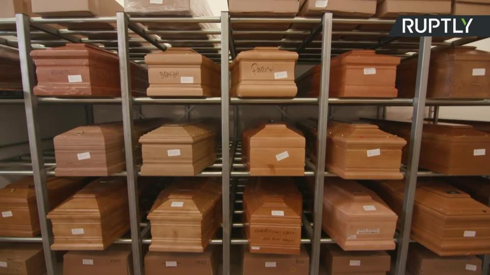 Stosy trumien w krematorium w Piacenzie. Brakuje miejsca na nowe ofiary