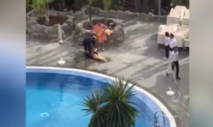 Brytyjka siłą wyciągnięta z basenu i aresztowana za złamanie kwarantanny w hotelu w Hiszpanii