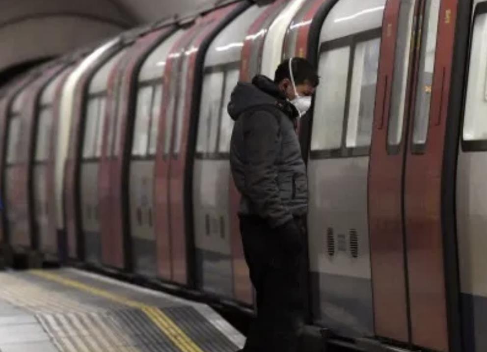 Rekordowy wzrost zachorowań w UK. 1 452 przypadków w ciągu doby. Liczba śmiertelnych ofiar wzrosła do 465