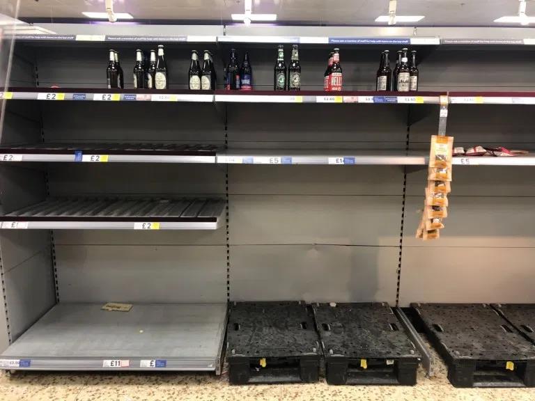 Sklepy monopolowe dodane do listy niezbędnych sklepów po tym, jak w supermarketach zabrakło alkoholu