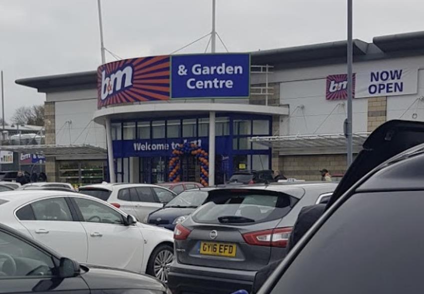 Mężczyzna przyłapany na kradzieży kaszlał na personel i krzyczał, że ma koronawirusa