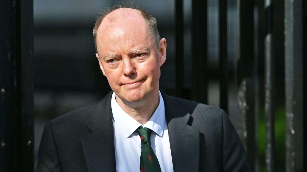 Główny lekarz się izoluje, minister zdrowia i premier zakażony