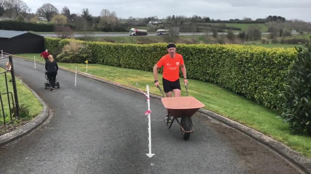 Przebiegł maraton na własnym podjeździe, pchając przy tym... taczkę. Wszystko po to, aby zebrać środki dla NHS