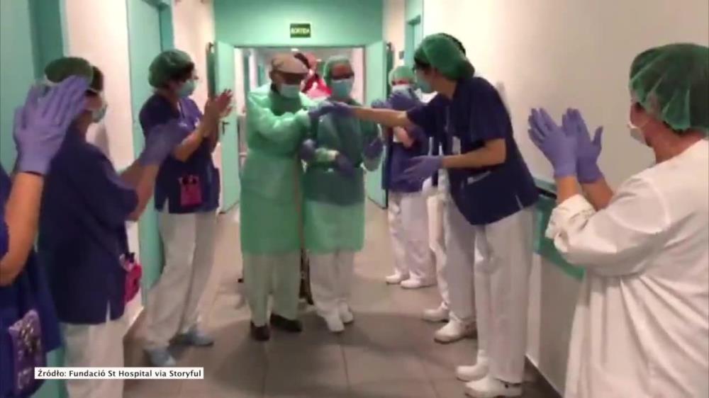 93-latek z Katalonii wyleczony z COVID-19. Personel szpitala pożegnał go oklaskami