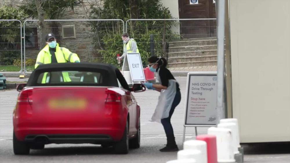 Parking przy parku rozrywki w Chessington zmienił się w punkt drive-thru do testowania kierowców na obecność koronawirusa