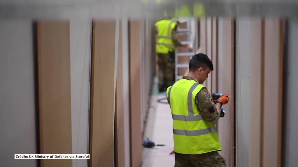 Brytyjskie wojsko pomaga przy budowie szpitala polowego w Londynie