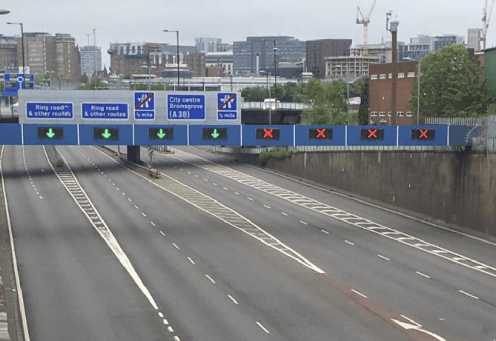 Mężczyzna zmarł po upadku z mostu na Aston Expressway