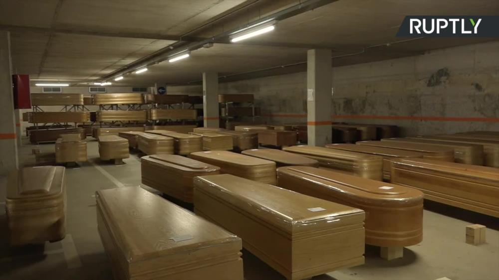 Koronawirus: Podziemny parking w Barcelonie przekształcono w kostnicę. Trafi tam prawie dwa tysiące trumien