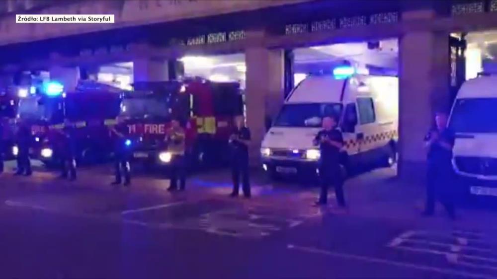 Londyńscy strażacy oklaskiwali pracowników NHS