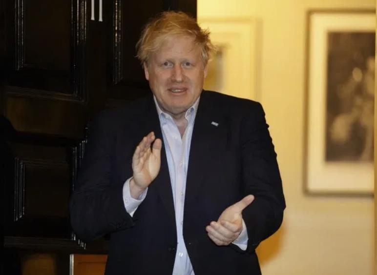 Boris Johnson potwierdził, że pozostaje w izolacji. Nadal wykazuje łagodne objawy COVID-19