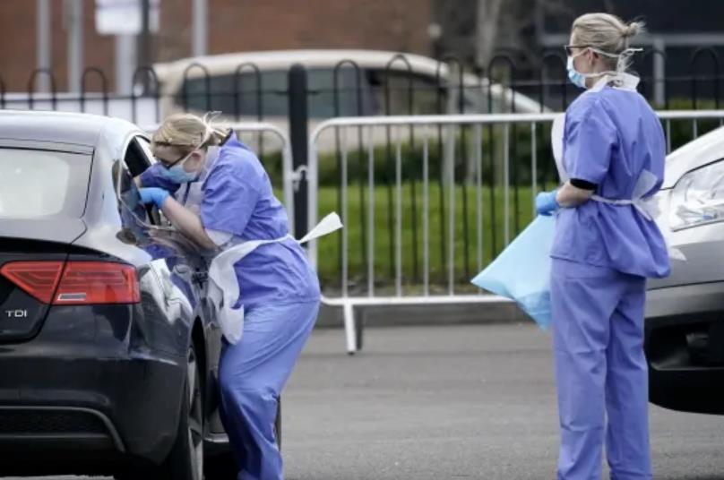 W ciągu doby zmarło 708 osób po zakażeniu koronawirusem.  W UK odnotowano już 4 313 zgonów i 41 903 zachorowań