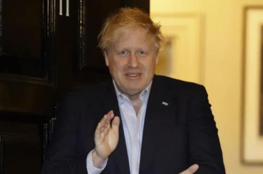 Boris Johnson został przyjęty do szpitala z powodu nieustających objawów COVID-19