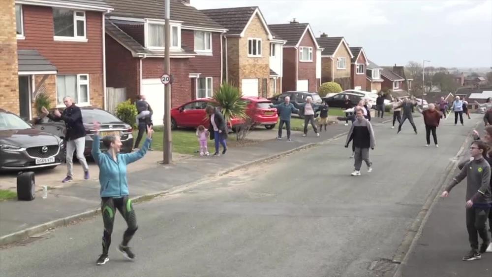 Mieszkańcy angielskiego miasteczka urządzają codziennie tańce na ulicy. Oczywiście z zachowaniem zasad!