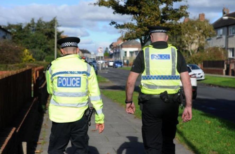 Ojciec z Walsall ukarany grzywną £480. Jego nastoletni syn 4 razy złamał zasady dystansu społecznego