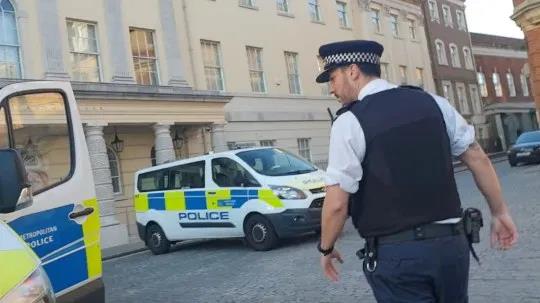 Kobieta aresztowana za siedzenie na ławce. Twierdziła, że „ćwiczy umysł”