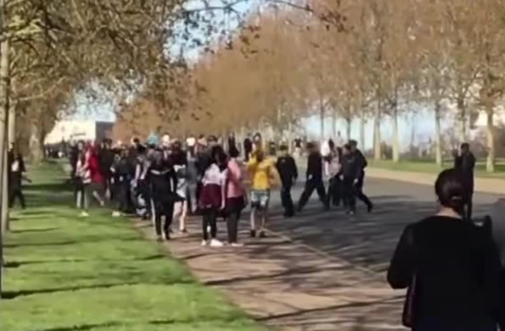 Londyńscy policjanci rozpędzili tłum ludzi, którzy gromadzili się w parku pomimo ograniczeń w związku z pandemią