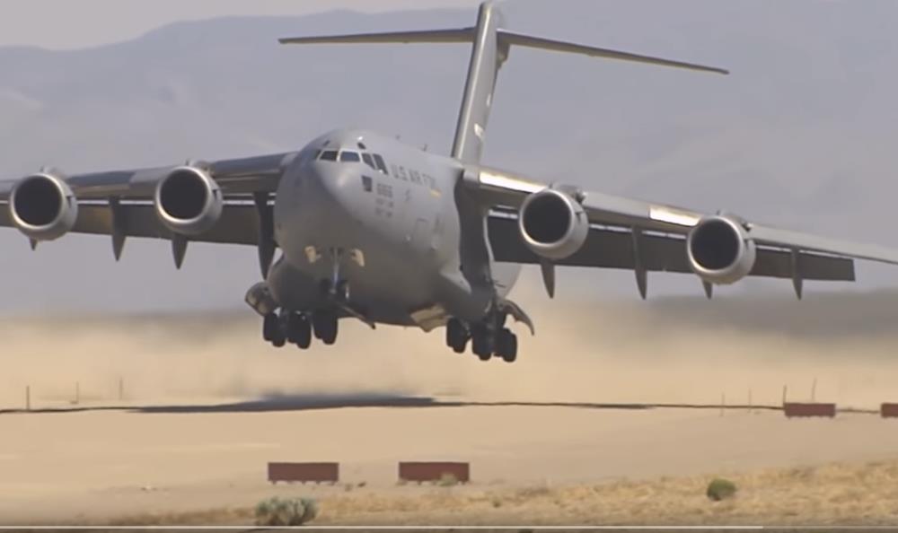 Latający potwór — Boeing C-17 Globemaster na cywilnych lotniskach