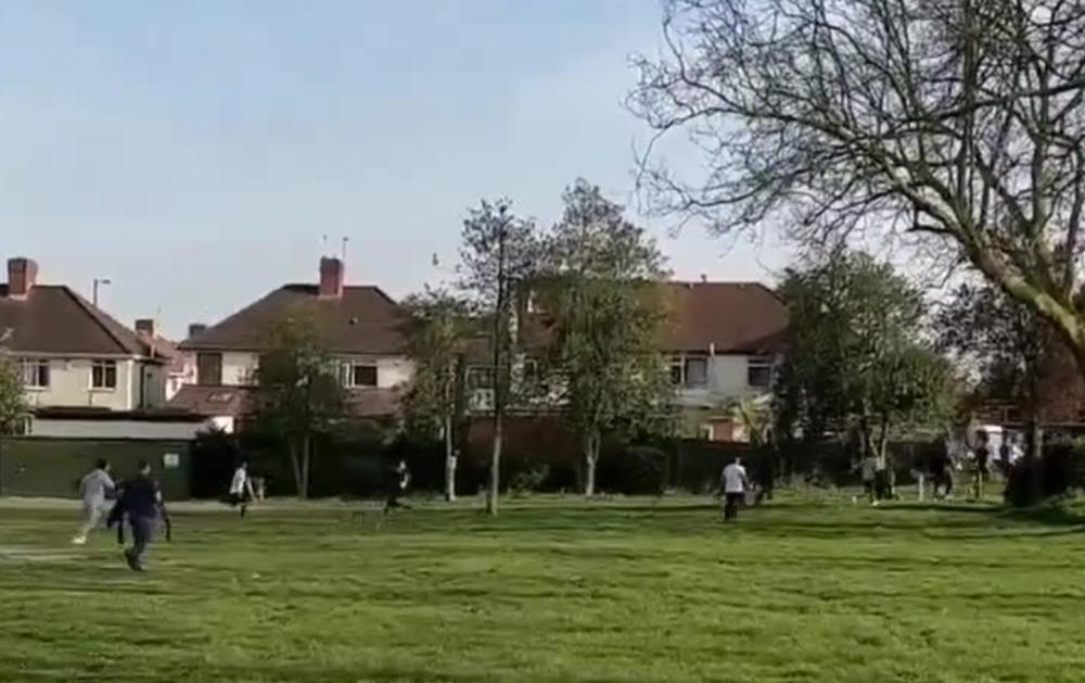 Kilkudziesięciu mężczyzn grało w krykieta. Uciekli, gdy zobaczyli policję