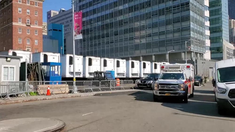 Przy szpitalu na Manhattanie stanęły naczepy-chłodnie. Posłużą za prowizoryczne kostnice dla ofiar COVID-19