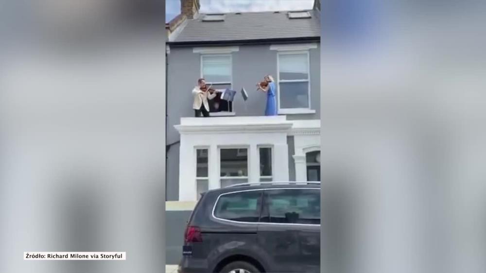 Skrzypek i jego żona-lekarka zagrali dla sąsiadów z dachu swojego domu