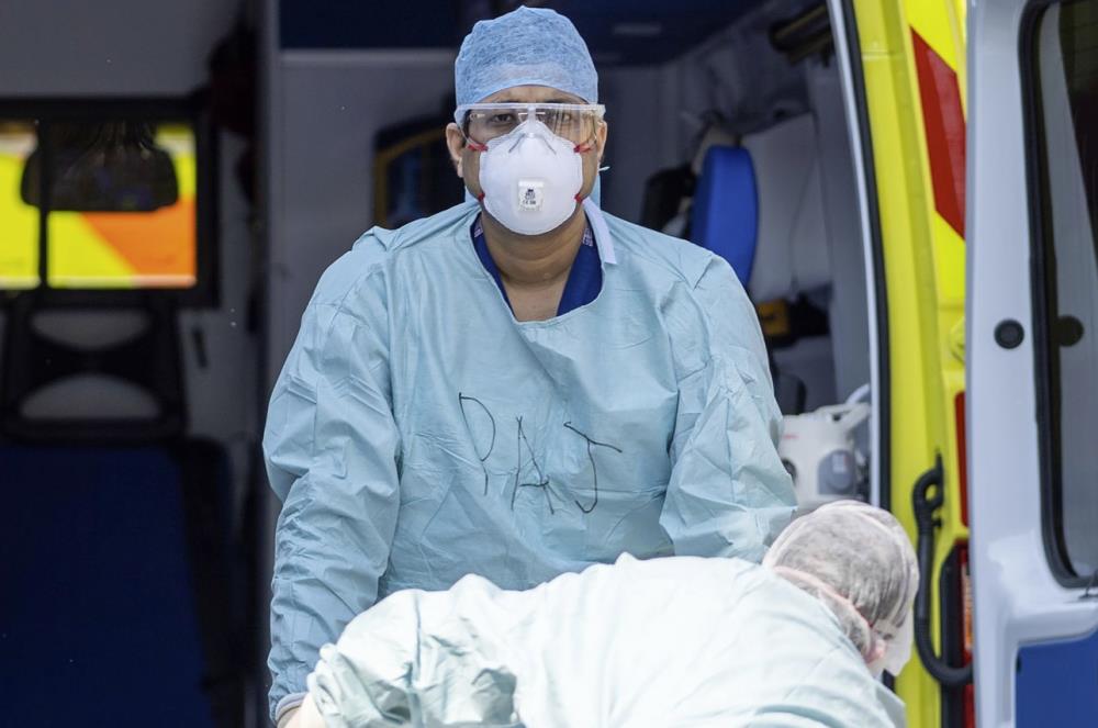 Kolejne 861 osób zmarło po zarażeniu koronawirusem w UK