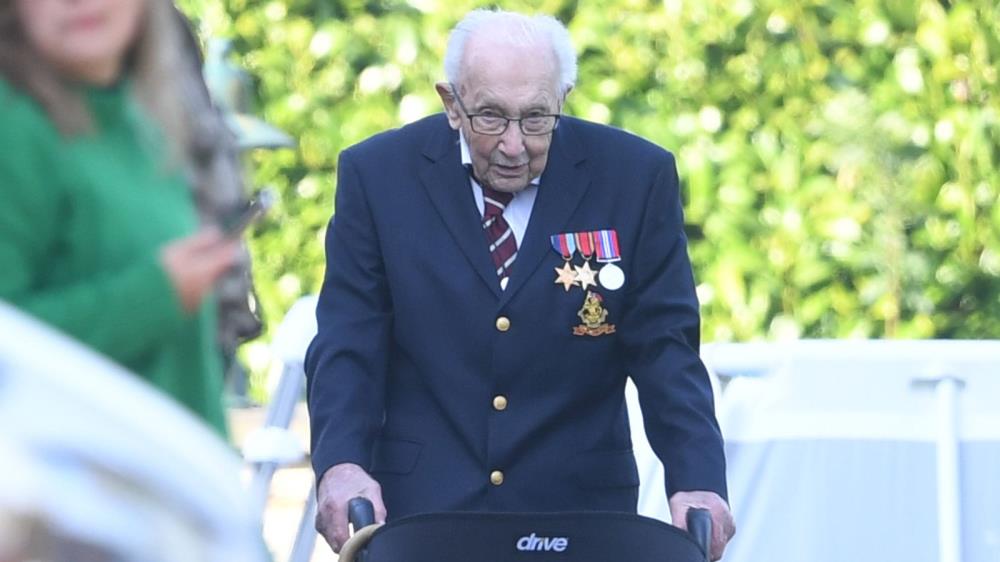 99-letni weteran ukończył już 100 okrążeń ale będzie chodził dalej. Zebrał 12 milionów funtów dla lekarzy