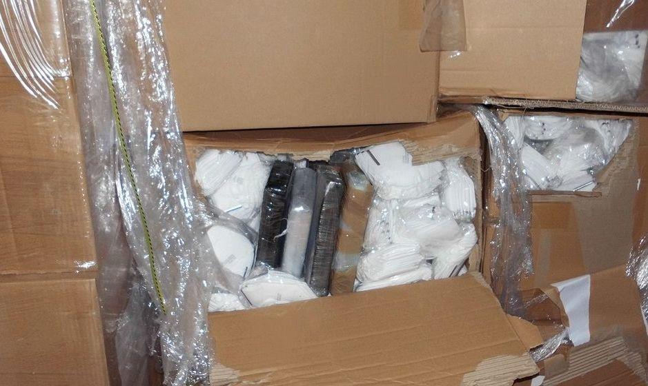 W polskiej furgonetce przewożącej maseczki odkryto 14 kg kokainy. Aresztowano Polaka