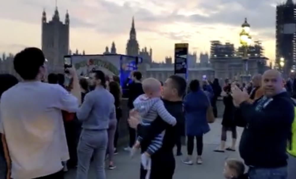 Londyńczycy oklaskami dziękowali pracownikom NHS łamiąc przy tym zasady dystansu społecznego