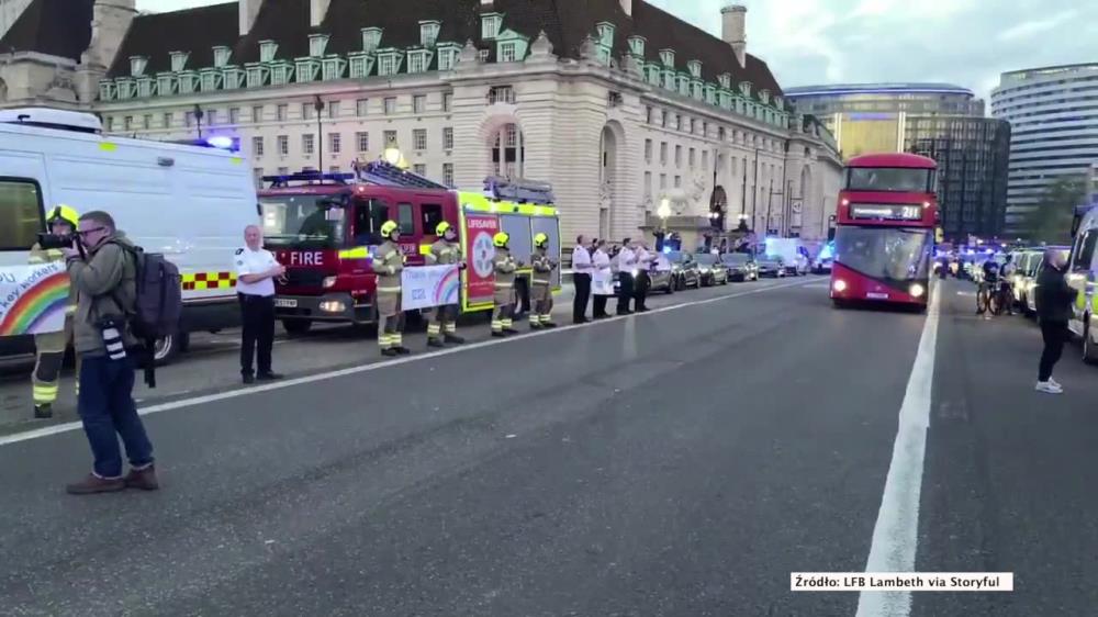 Londyńscy policjanci i strażacy oddali hołd pracownikom NHS
