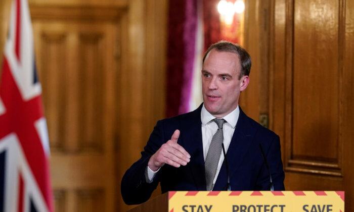 D. Raab: Będziemy musieli zadać Chinom trudne pytania dotyczące epidemii