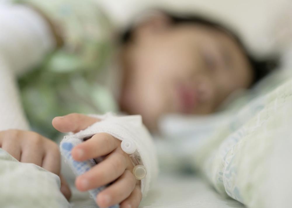 COVID-19 może wywołać ciężką chorobą u dzieci. Brytyjscy pediatrzy wydali „pilne ostrzeżenie” o wzroście liczby dzieci z poważnymi objawami