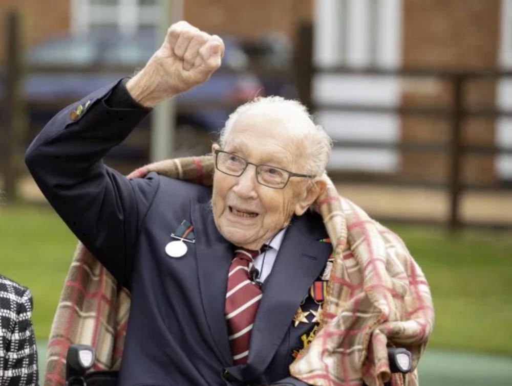 Chciał zebrać 1000 funtów, a zebrał prawie 30 mln. Weteran, który spacerował po podwórku, by wesprzeć lekarzy, obchodzi setne urodziny