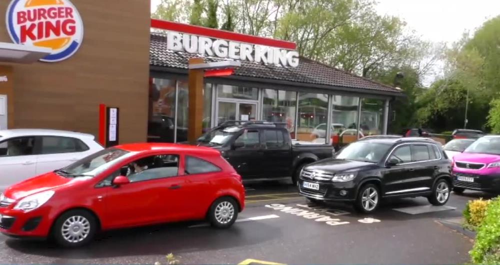 Brytyjczycy szturmują Burger Kinga. Samochody utworzyły długie kolejki do okienek drive-thru.
